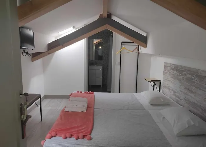 לינה וארוחת בוקר Litos Al Local 3*